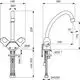 Zweigriff-Armatur von Ideal Standard mit einem schwenkbaren Auslauf. Verfügt über zwei Griffe und eine Kette. Technische Daten und Maße sind im Diagramm dargestellt.